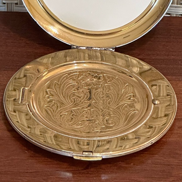 🌟HP🌟VTG 1950s Zell Fifth Avenue Silver & Gold Tone Metal Compact Heart & Floral - Picture 4 of 10